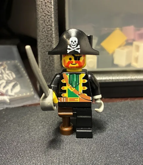 LEGO Vintage Pirates Captain Red Beard (Captain Rogers) Minifigure Minor Scuffs