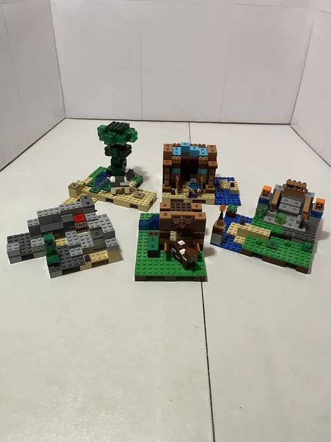 LEGO MINECRAFT The Creator Box 2.0 21135 Pre-Owned Complete W/Minis No Box
