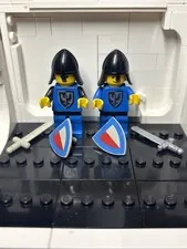 2 - VINTAGE LEGO Black Falcon Knight Minifigures 6074  Castle RARE REVERSE CREST