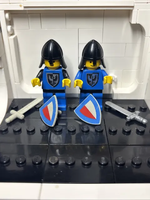 2 - VINTAGE LEGO Black Falcon Knight Minifigures 6074  Castle RARE REVERSE CREST
