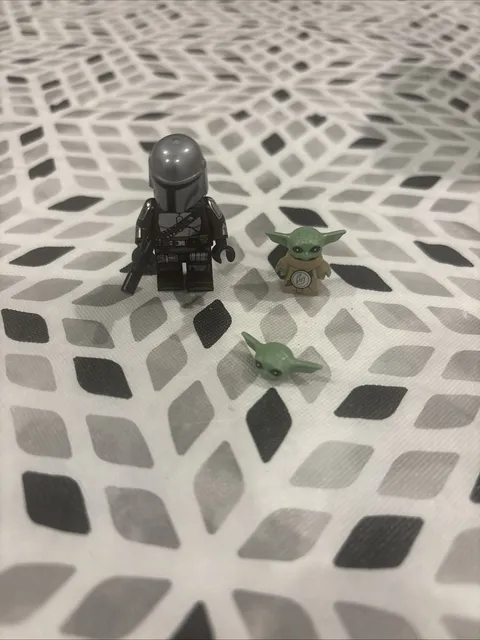 Lego Star Wars Mandalorian & Grogu minifigures from 75447 The Razor Crest
