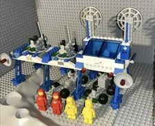 LEGO Classic Space 6930 Space Supply Station 1983 100% Complete 4 Minifigs