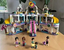 LEGO FRIENDS: Heartlake City Shopping Mall 41450 with all minifigures