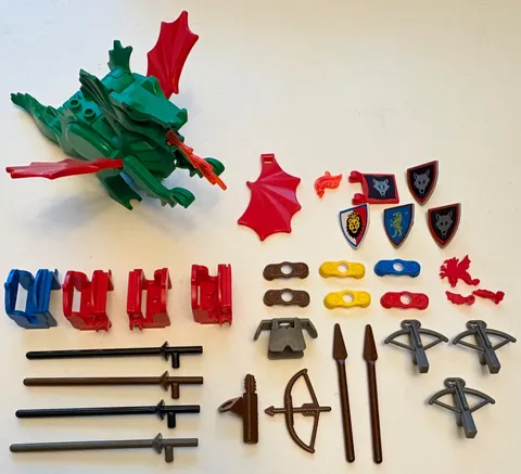 Lego Classic Green Dragon w/ Red Wings & Wolfpack Flag, Shields & More! Castle 