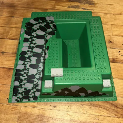 LEGO Baseplate Raised 32 x 32 Ramp and Pit Castle 6082 2552 CL - Good Condition