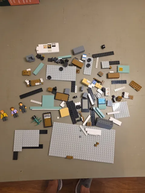 Incomplete Set Of Office Legos Contains Jim Dwight And Michael Figurines.