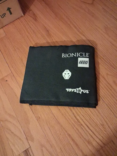 LEGO Bionicle MASK HOLDER Toys R Us EXCLUSIVE Fabric STORAGE Case Binder FOLDER