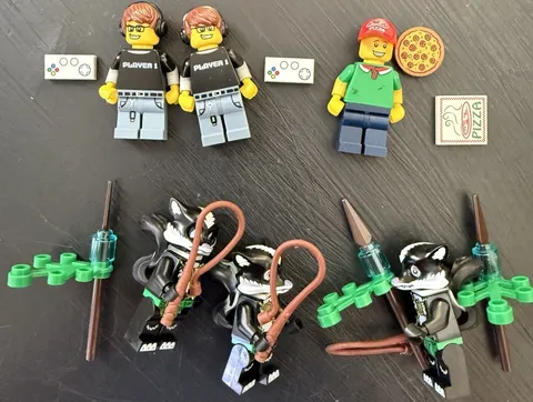 LEGO Lot 2 Video Game Guy Pizza Delivery Guy 3 Skinnet Chima Minifigures