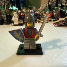 Crusader Lion - Light Gray Legs, Dark Gray Chin-Guard, Blue Plastic Cape