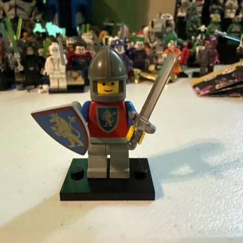 Crusader Lion - Light Gray Legs, Dark Gray Chin-Guard, Blue Plastic Cape