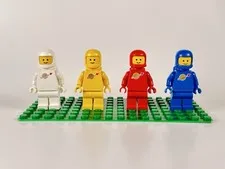 Vintage LEGO Minifigure Classic Space Spaceman x4 Red Blue Yellow White (lot 10)