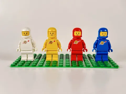 Vintage LEGO Minifigure Classic Space Spaceman x4 Red Blue Yellow White (lot 10)
