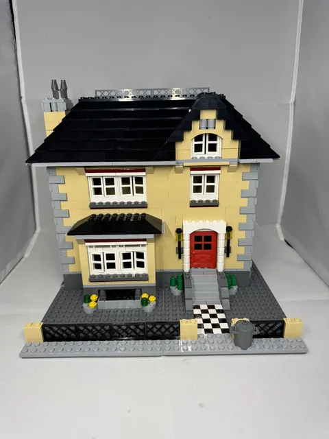 LEGO Creator 3-in-1 Model Town House 4954 In 2007 Used Retired Complete