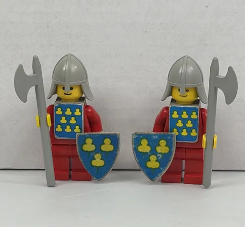 Vintage LEGO cas088 Classic Yellow Castle Knights w/ Shields 6075 Lot 2 Minifigs