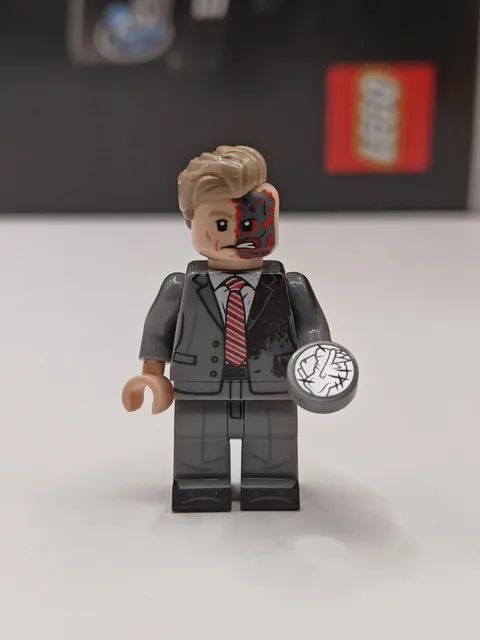 NEW DC Two-Face w/ Coin Lego Minifigure 76303 Batman Tumbler Harvey Dent