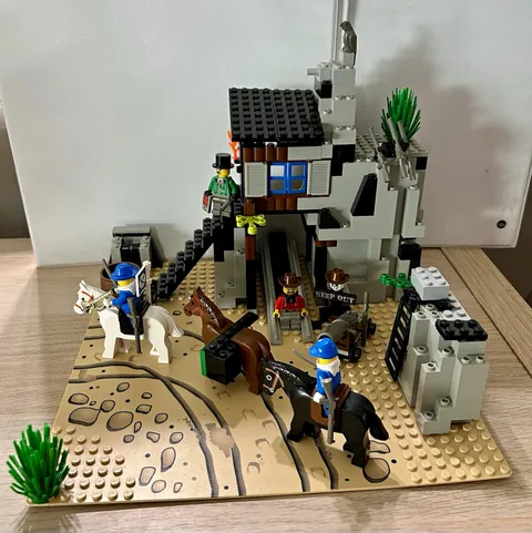 LEGO 6761-1: Bandit’s Secret Hide-Out w/ Horses & 5 Minifigures, incomplete