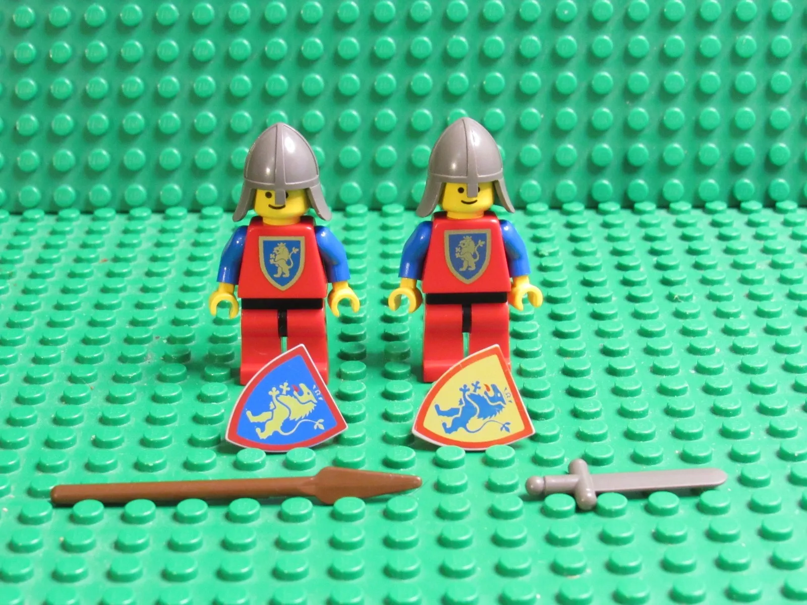 Lot 2 Lego Castle Knight Lion Crusader Minifigures Sword spear Shield LC64