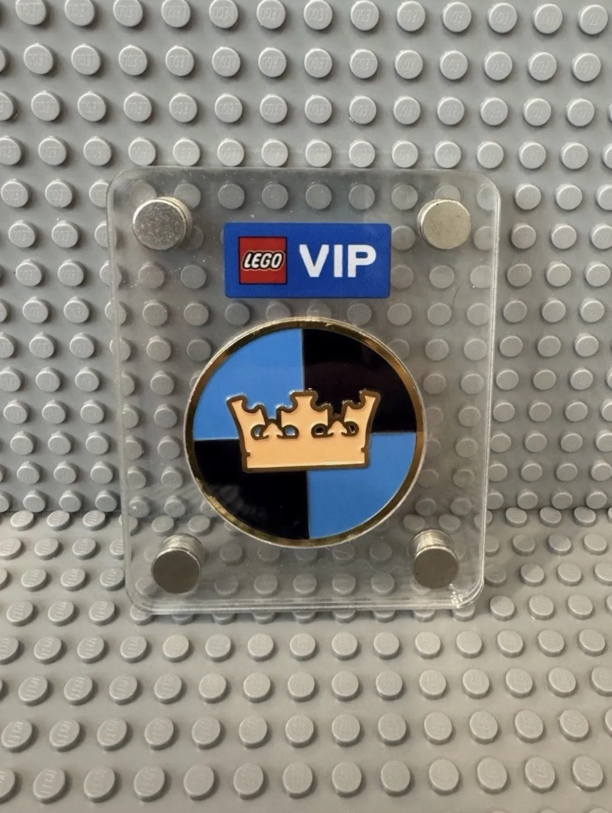 LEGO VIP Coin/Medallion Crown Design w/ Clear Acrylic Display Case,  castle 