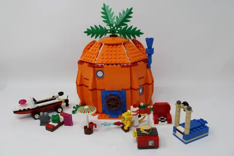 LEGO 3834 Good Neighbors at Bikini Bottom - Complete w/Instructions & Checklist