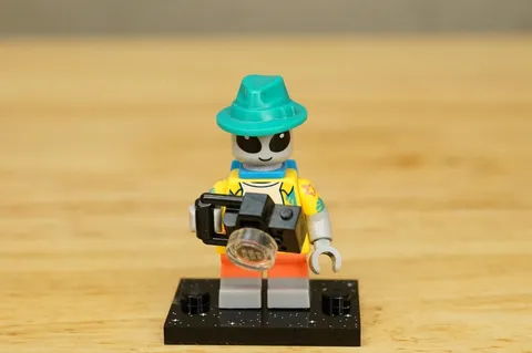 LEGO 71046 Series 26 SPACE Collectible Minifigure Alien Tourist With Hat Camera
