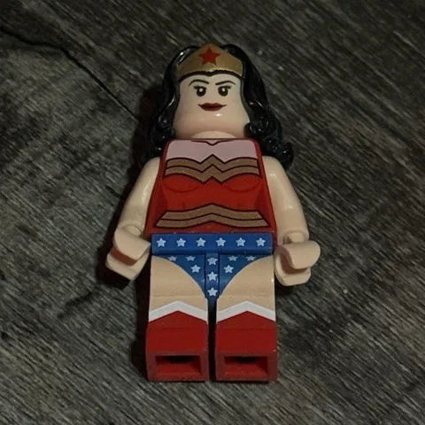 LEGO Wonder Woman Minifigure - Black Hair, Red Outfit, Plastic