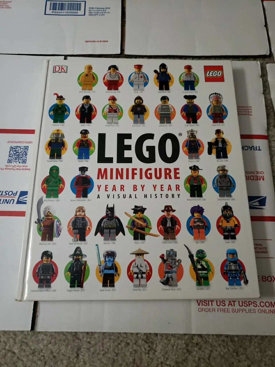 LEGO Minifigure Year By Year A Visual History Hardcover Book Published by DK VGC