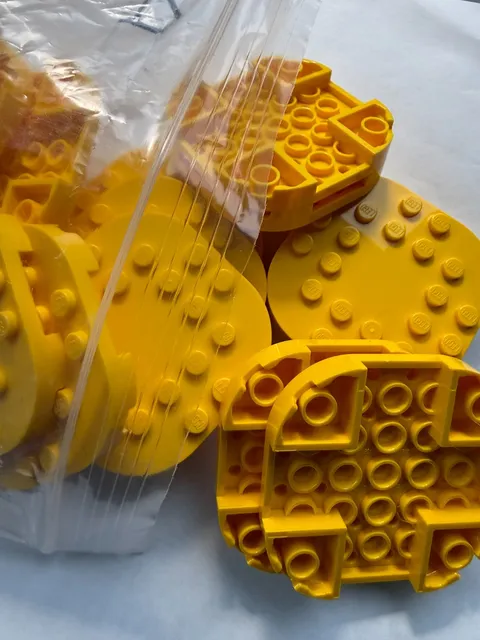 LEGO- NEW- #66789-YELLOW-PLATE MOD/ 6 X 6/RNDED CORNERS/4 FEET-5 PIECES