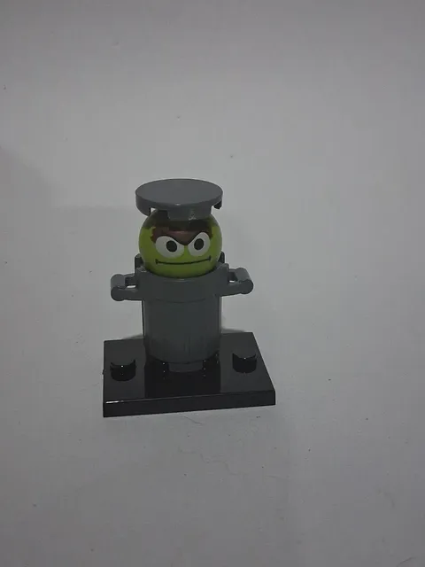 Sesame Street- Oscar GarageBand And Black Stand Custom Minifigure Lego New Rare