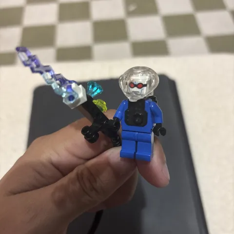 LEGO - Batman - Mr. Freeze w/ Freeze Ray - Mini Fig / Mini Figure ORIGINAL REAL