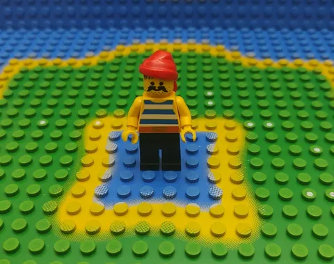 Lego pi020 pirate minifigure, striped shirt with red bandana (Pirates theme)