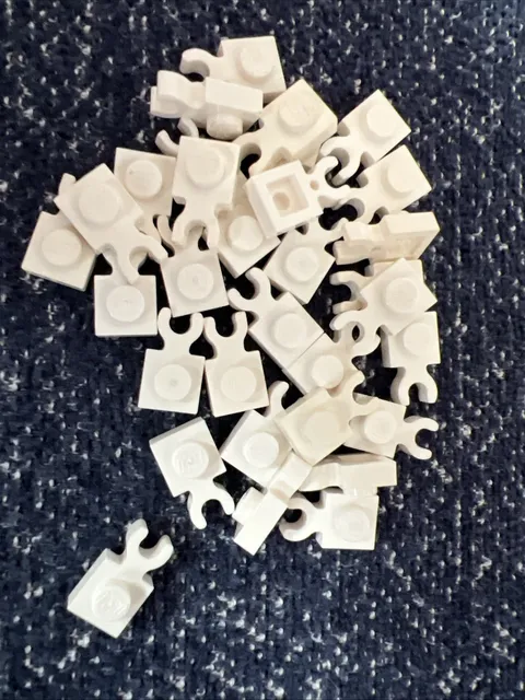 LEGO 4085d White Plate Modified 1x1 Open O Clip Thick Vertical Grip 32 Pieces