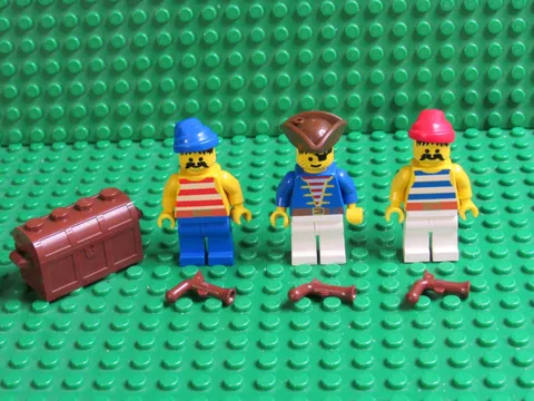 Lot of Vintage Lego Classic Pirates Minifigures pistol chest flag 6285 GS20