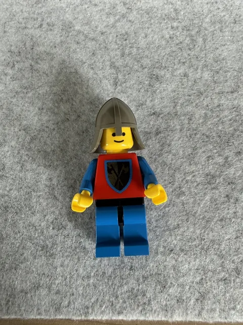Lego Vintage Castle Knight Minifigure Grey Helmet cas108