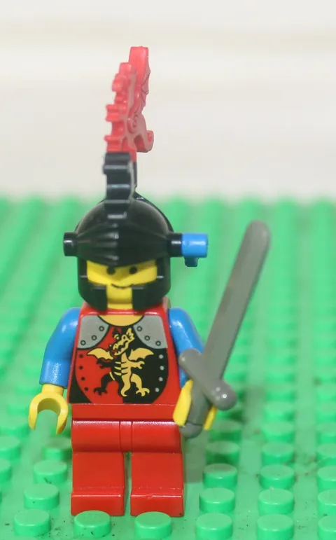 VTG Lego Dragon Knight Red Plume w/Sword Minifigure Soldier Custom