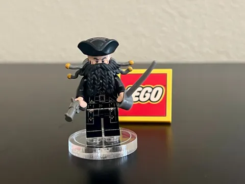 LEGO 2011 Pirates of Caribbean Blackbeard (poc007) w/sword  Rare/Retired