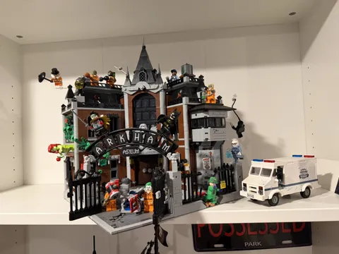 LEGO DC Batman Arkham Asylum 76300 - preowned.