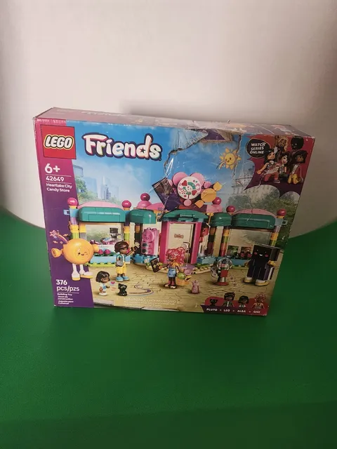 LEGO FRIENDS HEARTLAKE CITY CANDY STORE 42649 - 376 PIECES Complete SET.
