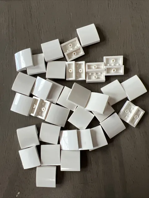LEGO 15068 White Slope, Curved 2 x 2 x 2/3 - 38 Pieces