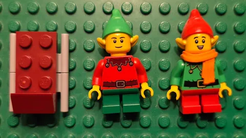 LEGO Lot of 2 Eleves wearing Green and Red outfits with sled included