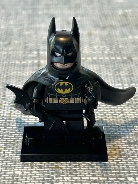 LEGO Batman - One Piece Mask and Cape Minifigure From Set  76139 & 76161 