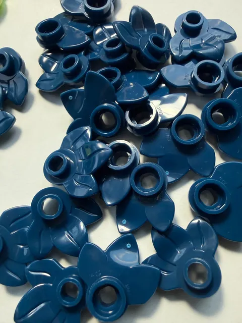 LEGO-NEW-#32607- DARK BLUE-ROUND PLANT PLATE  1 X 1 W/ 3 LEAVES -20 PIECES
