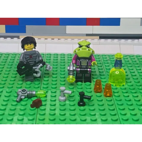 LEGO Space Police Minifigure Bundle - Alien Trooper & Officer 6