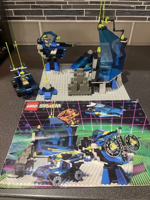 LEGO Space Unitron 1793 Space Station Zenon Complete W  Manual & Mini-figures