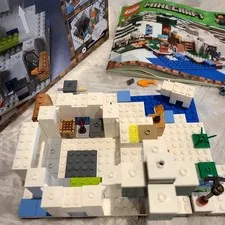 LEGO Minecraft The Polar Igloo 21142 Includes instructions, box. incomplete set.