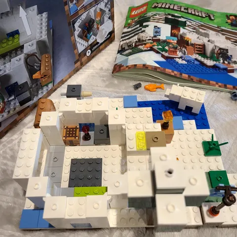 LEGO Minecraft The Polar Igloo 21142 Includes instructions, box. incomplete set.