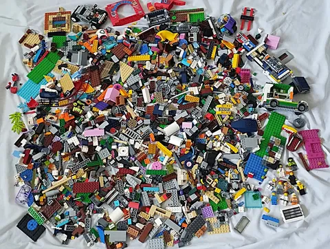 LEGO MIXED LOT Bricks and Pieces Plus Minifigures ~ 8 Pounds