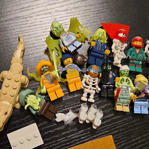 LEGO HiddenSide minifigures lot 25 figs plus crocodile and 4 Spencer dogs 