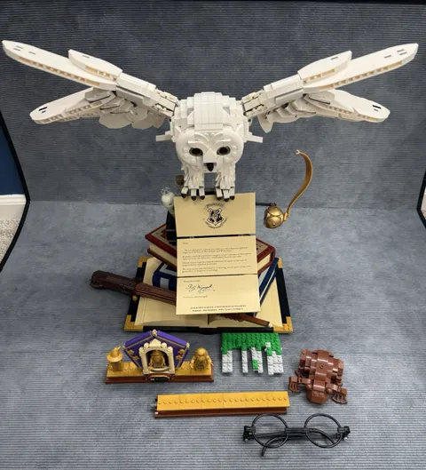 LEGO Harry Potter: Hogwarts Icons - Collectors' Edition (76391) W/ Minifigures!