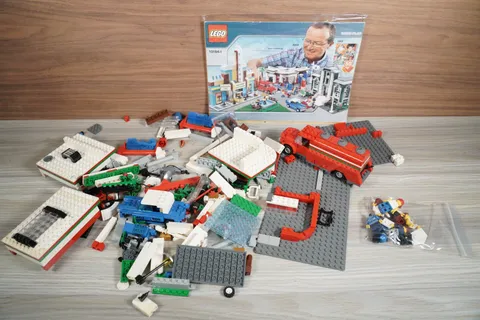 LEGO Partial set 10184 - mostly compelte with all minifigs
