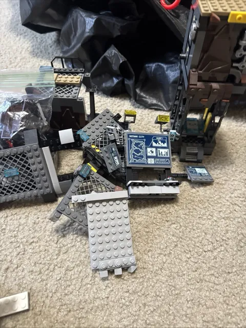 LEGO 76122 - Batman II: - Batcave & Bat-Tank Incomplete